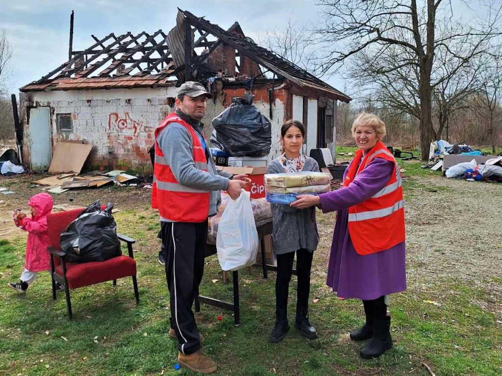 Djelatnici Crvenog križa predali su humanitarnu pomoć nesretnim ljudima
