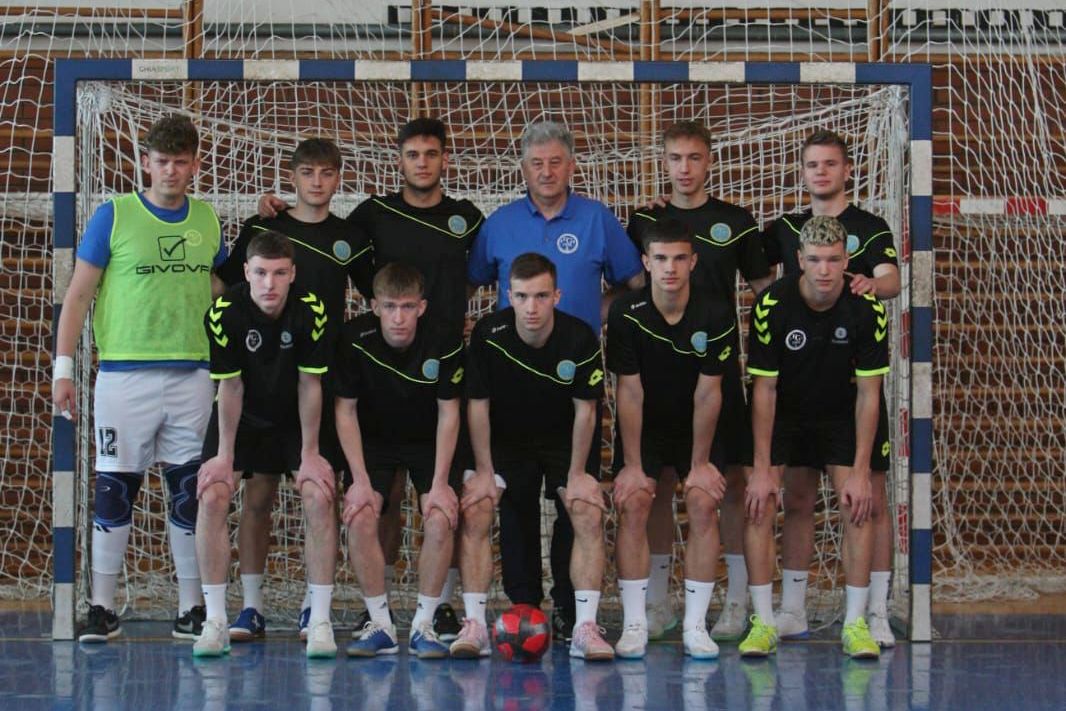 Futsal ekipa koprivničke gimnazije s trenerom Rankom Gojkovićem 