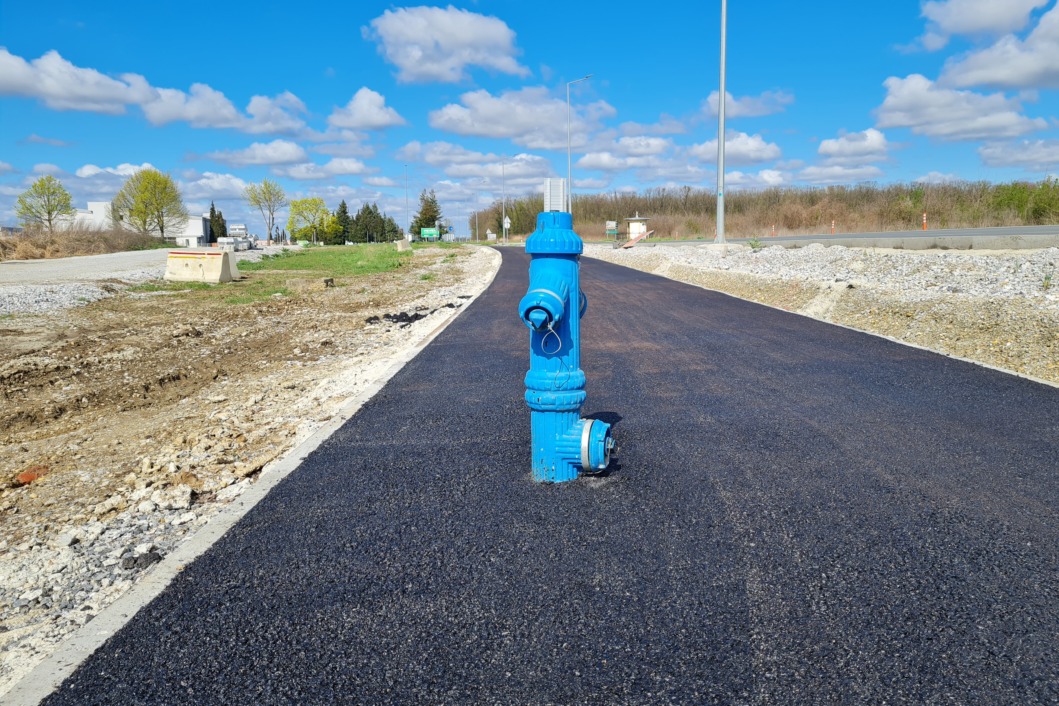 Nadzemni hidrant okružen asfaltom