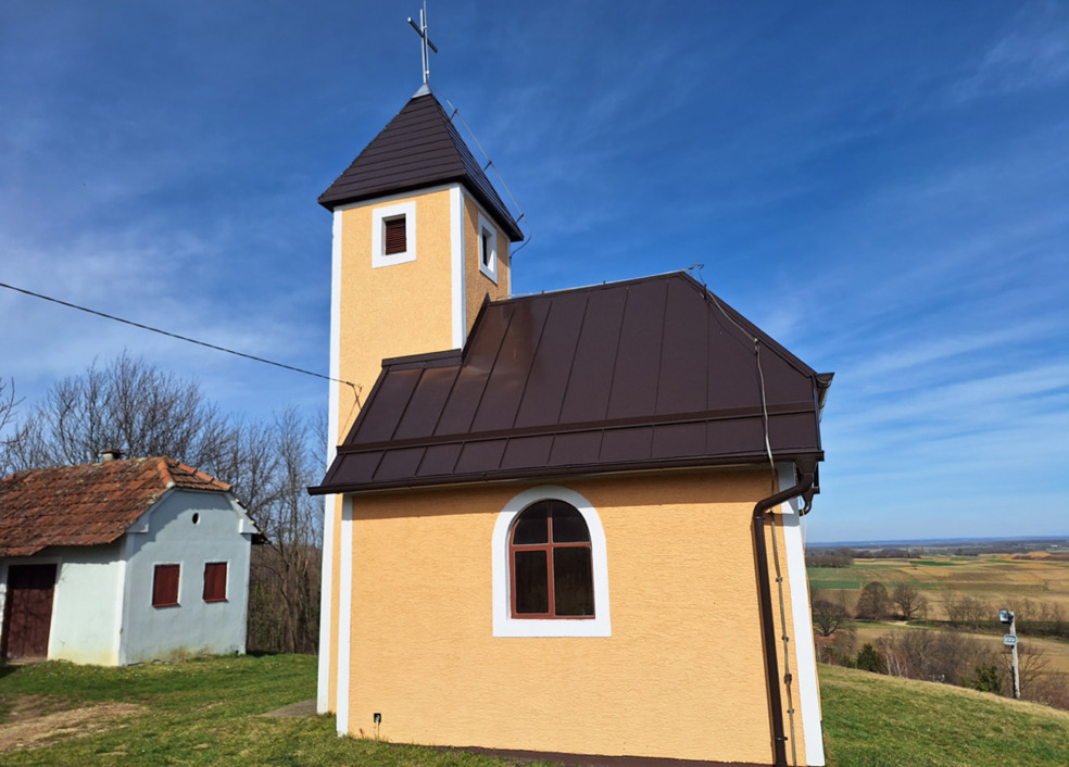 Kapela svetog Jurja na vinogradarskom brijegu Prkos iznad Novigrada Podravskog