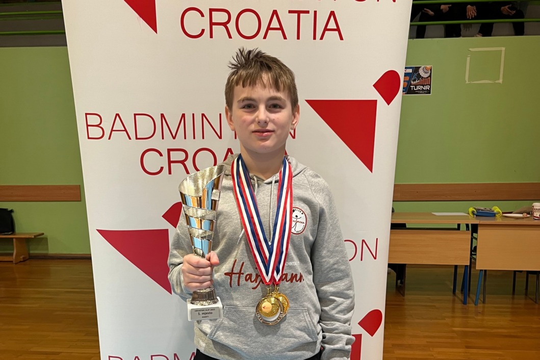 Lovro Matovina s osvojenim medaljama i peharom