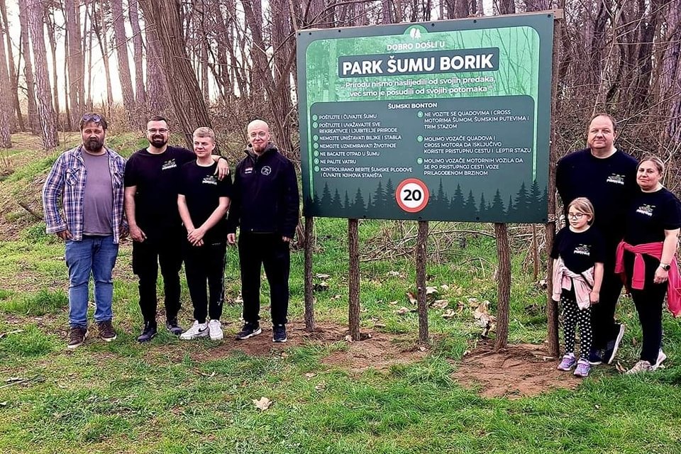 Postavljanje tabli upozorenja u park šumi Borik