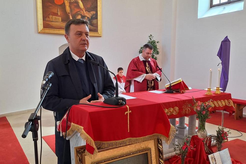 Darko Sobota, načelnik Općine Kalinovac pozdravio je okupljene na svetoj misi u Lovasu