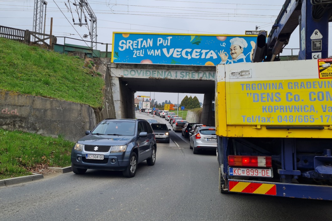 Prometna gužva u podvožnjaku kraj Podravke u Koprivnici