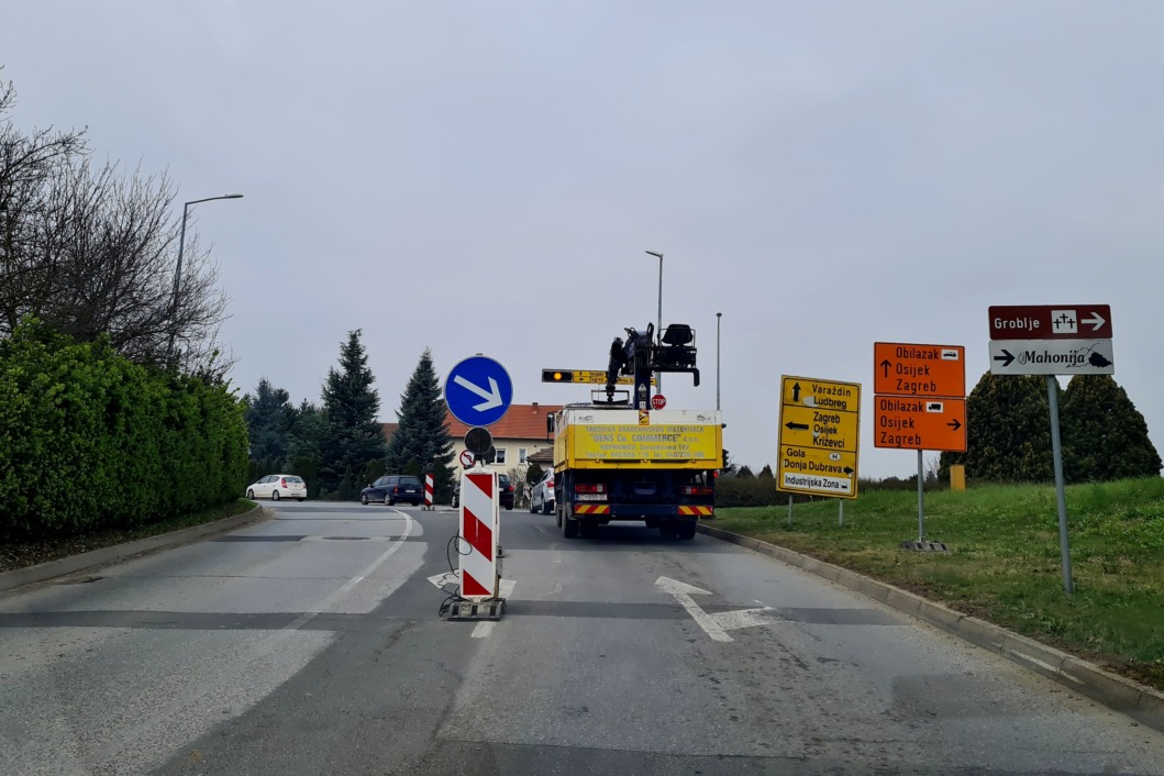 Prometna signalizacija na semaforima kod podvožnjaka i Podravke u Koprivnici