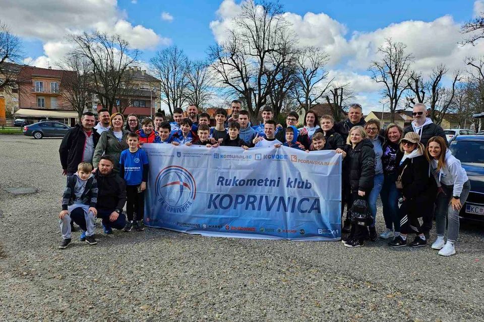 Mladi rukometaši Koprivnice i njihovi roditelji u Bjelovaru