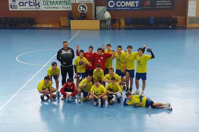 Ekipa U-13 Rukometnog kluba Koprivnica i trener Mišo Zrakić