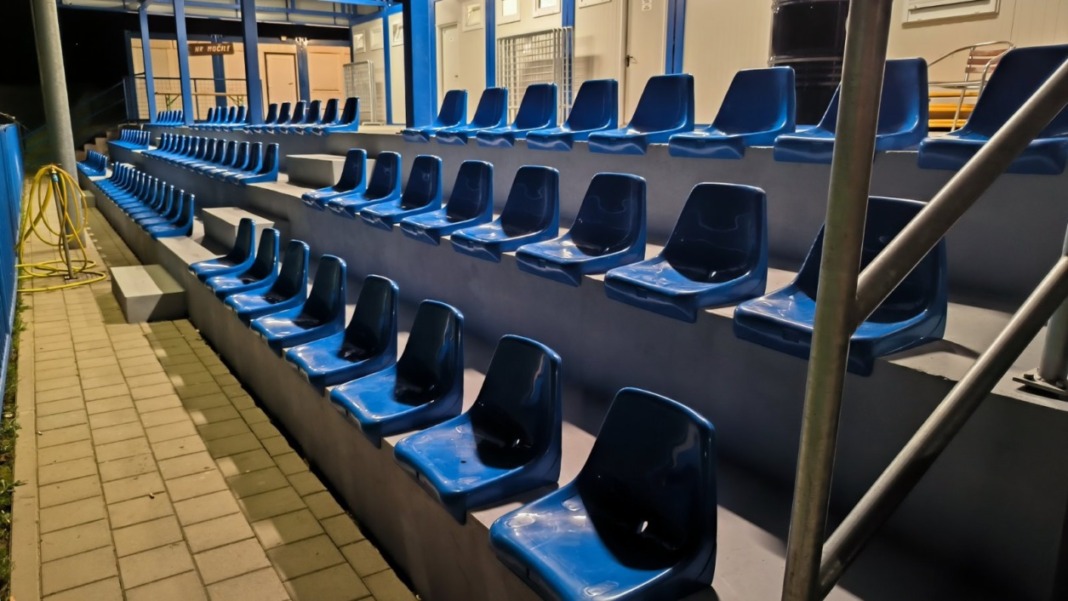 Nove sjedalice na tribinama stadiona u Močilama