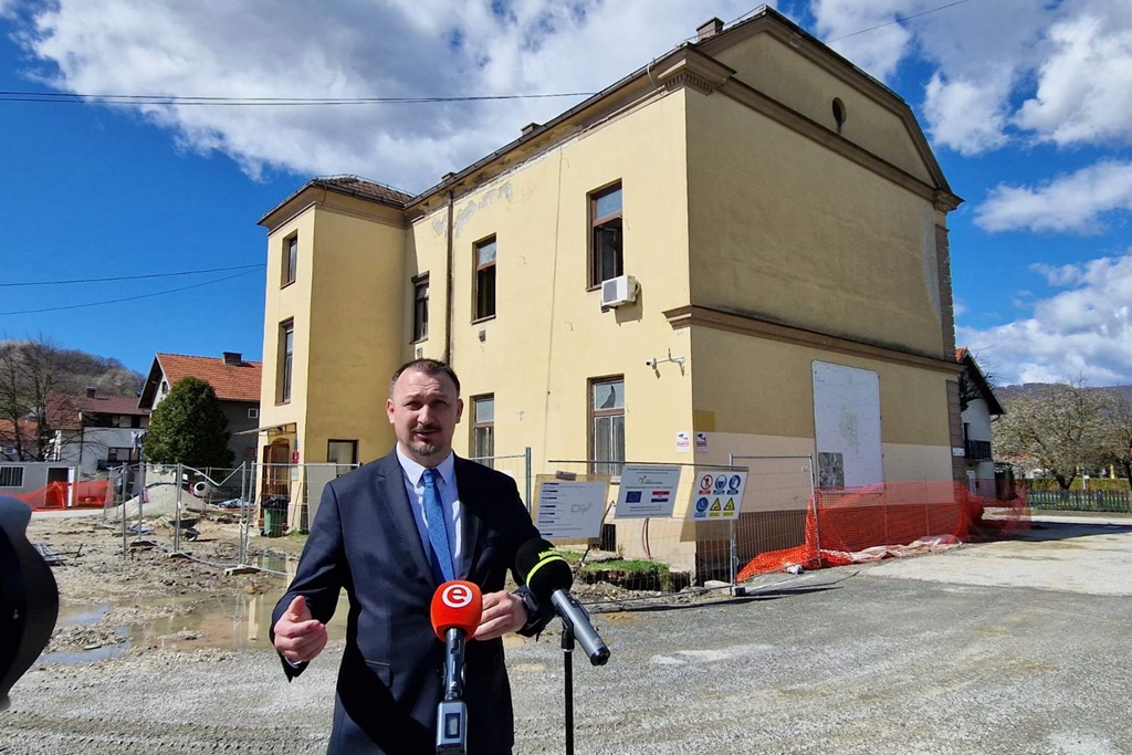 Gradonačelnik Novog Marofa Siniša Jenkač daje izjavu za medije ispred Stare škole u rekonstrukciji
