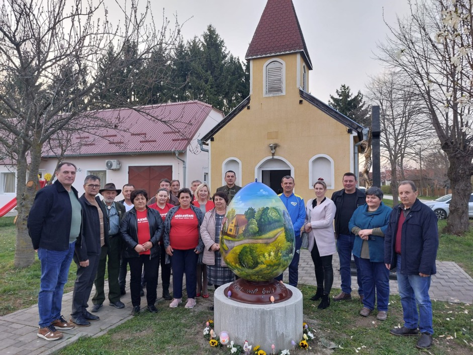 Velika pisanica postavljena je pred kapelom i društvenim domom