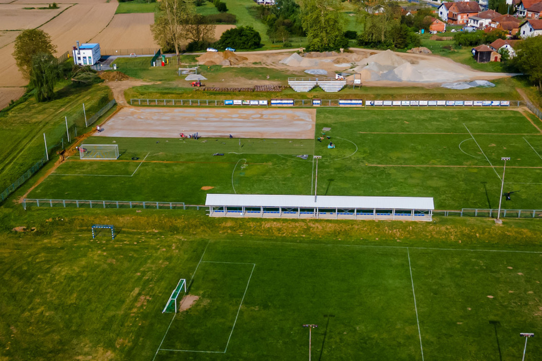 Pogled iz zraka na radove na nogometnom igralištu u Kloštru Podravskom