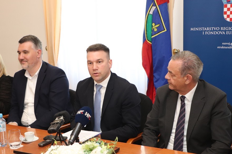 Detalj s potpisivanja ugovora između Koprivničko-križevačke županije i Ministarstva regionalnog razvoja i fondova Europske unije
