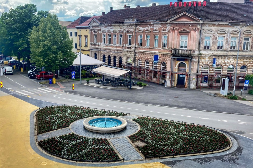 Pogled iz zraka na cvjetnu oazu na staroj koprivničkoj fontani