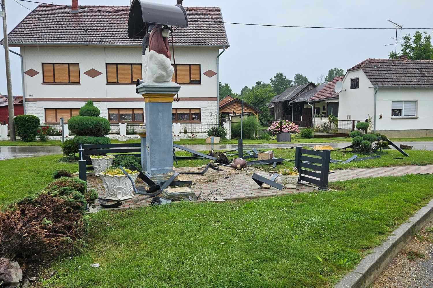 Demolirana ograda oko pilova