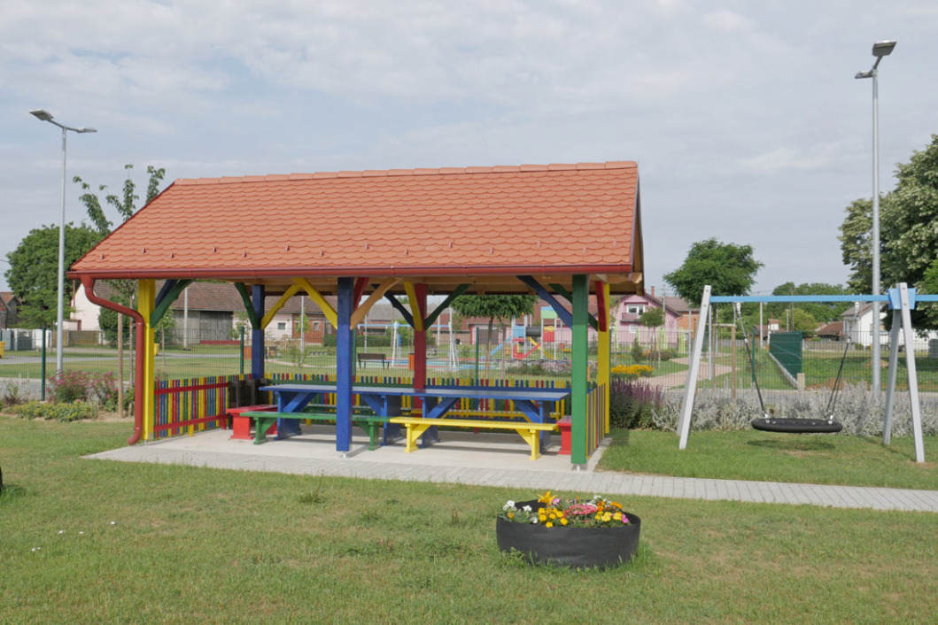 Nadstrešnica u dvorišteu dječjeg vrtića Bubamara u Kalinovcu