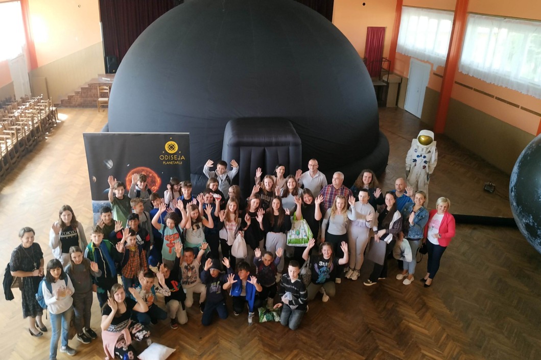 Ivanečki osnovnoškolci ispred mobilnog planetarija Odiseja