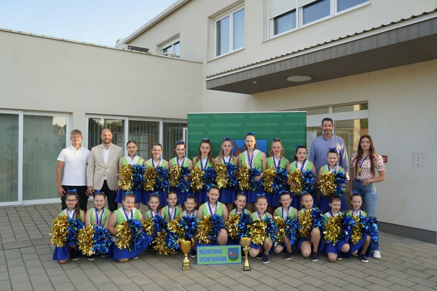 Zajednička fotografija dubravskih mažoretkinja i karatista Tea Crnogaja