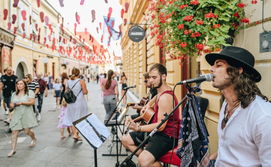 Mladi glazbenicina varaždinskim ulicama