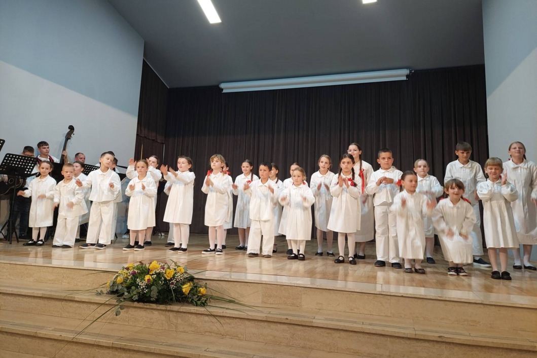 Mali folkloraši