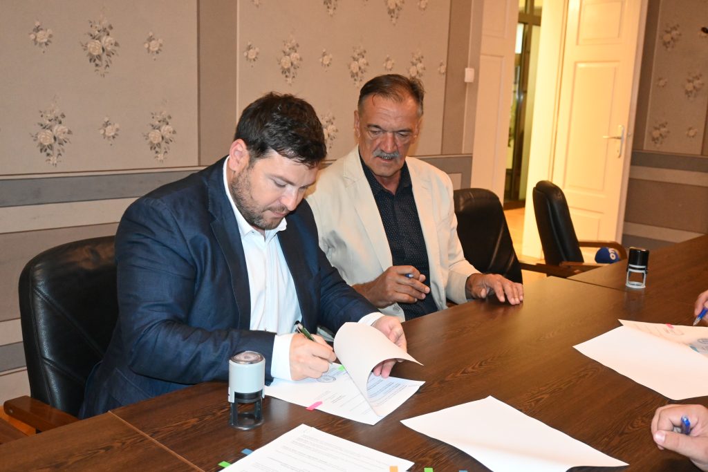 Načelnik Općine Križ Marko Magdić potpisuje ugovor