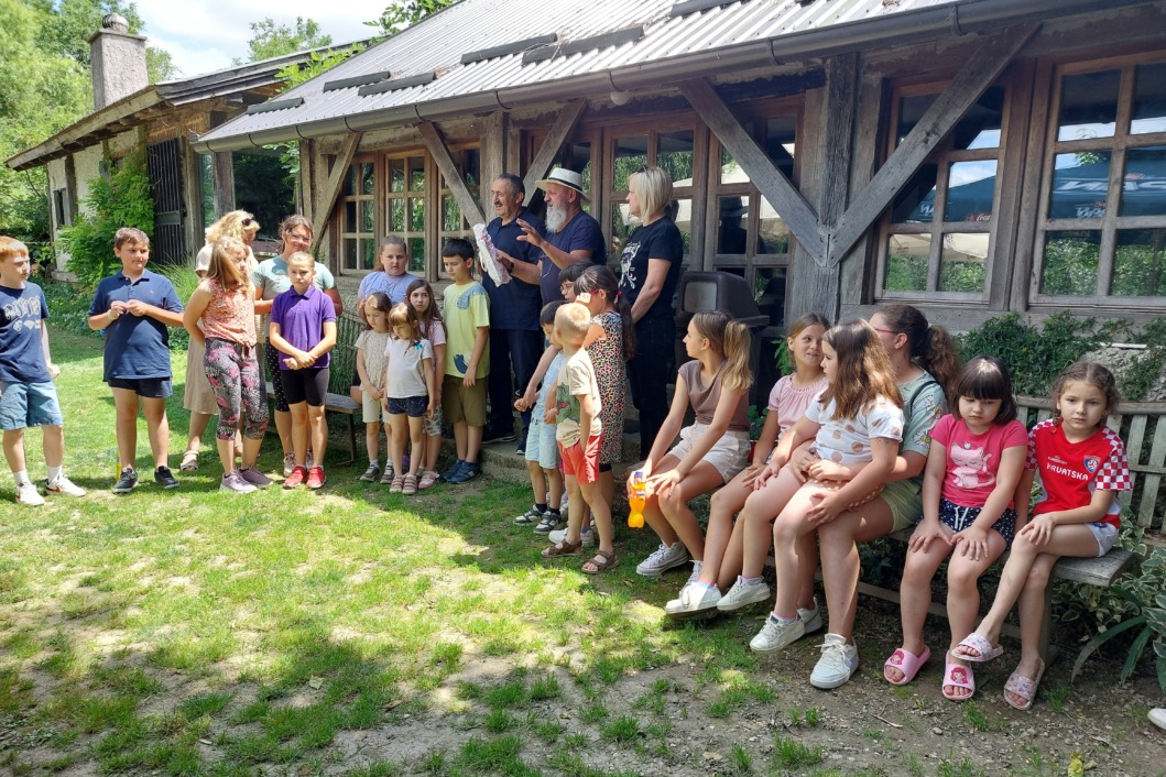 Završno druženje polaznika Male škole keramike u Art centru Ješkovo u Goli