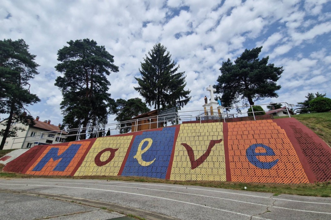 Tribine na školskom igralištu u Molvama