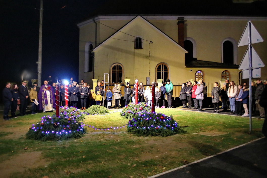 Paljenje prve svijeće na adventskom vijencu u Podravskim Sesvetama