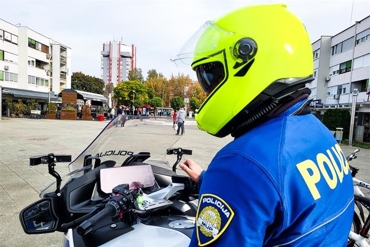 Policajac na motoru