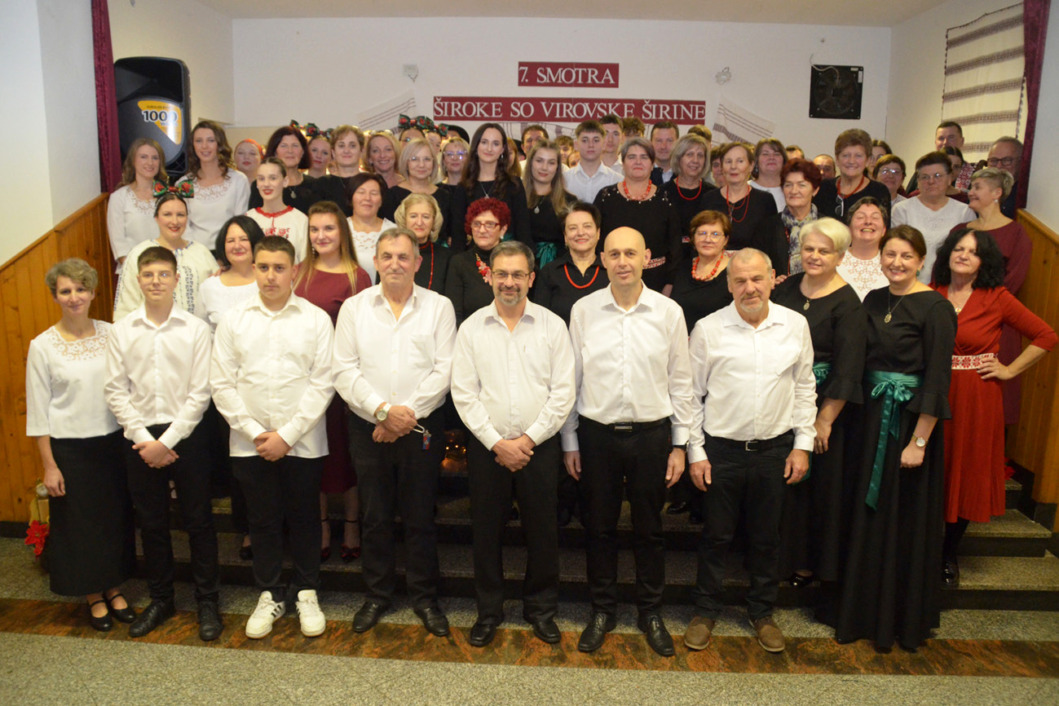 Zajednička fotografija sudionika 7. susreta folklora i zborova u Novom Virju