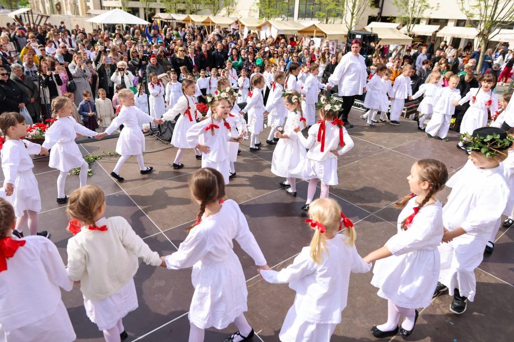Mali folkloraši