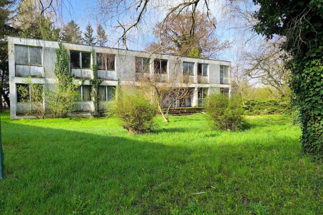 Park i tzv. samački hotel u Novoselcu