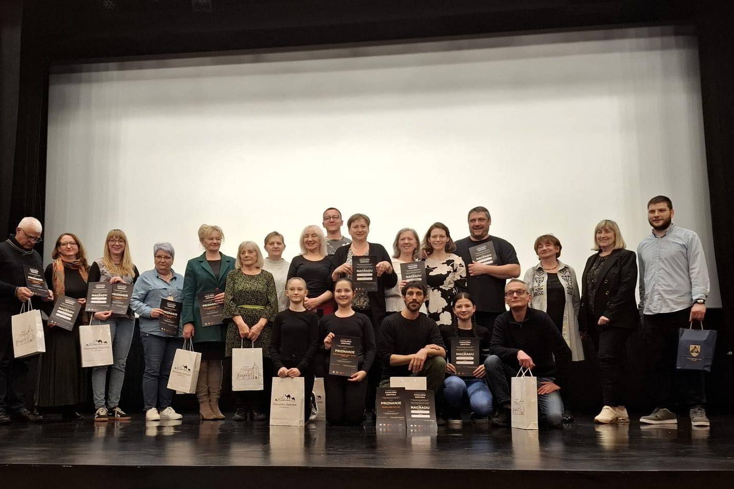 Sudionici 22. županijske smotre kazališnih amatera 
