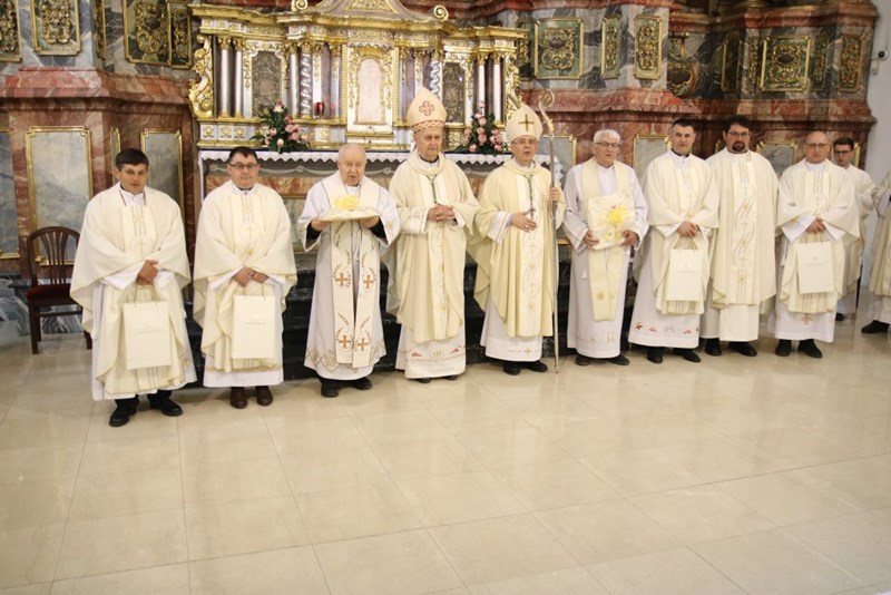 Svećenici jubilarci s biskupima
