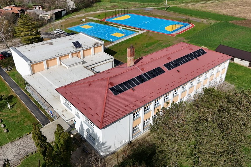 Fotonaponska elektrana i obnovljeno igralište u OŠ Drnje