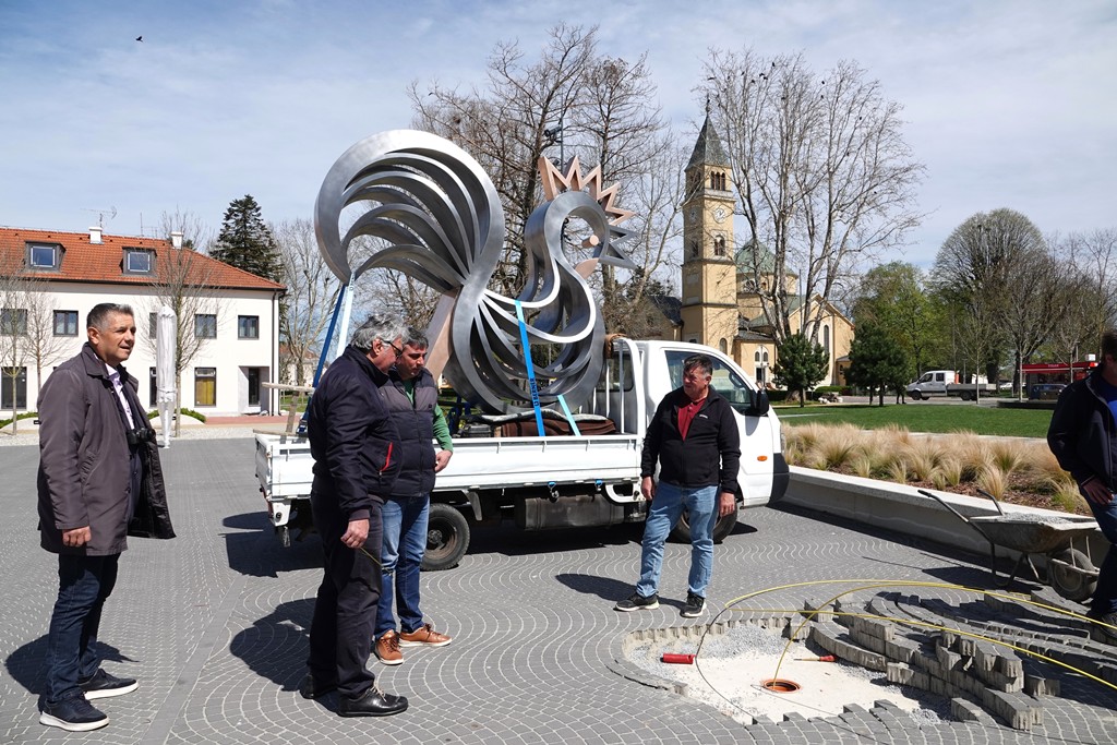 Postavljanje skulpture picoka