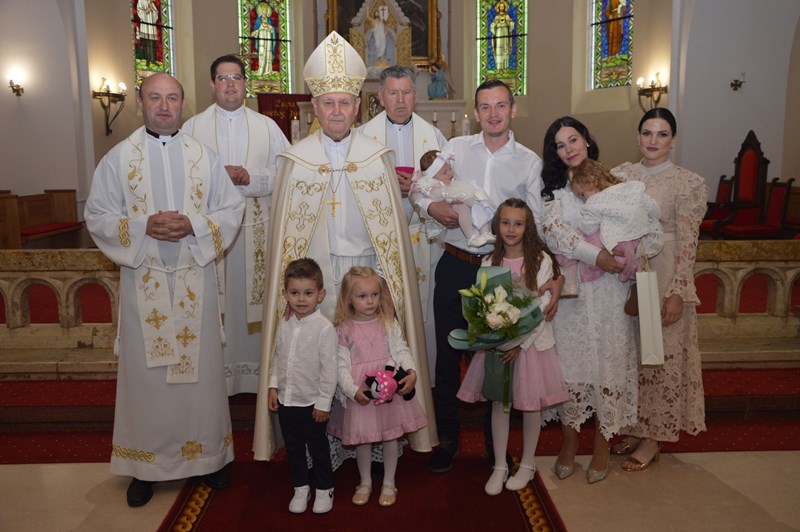 Zajednička fotografija nakon krštenja malene Asje koja je peto dijete iz obitelji Tomislava i Ane Ružman