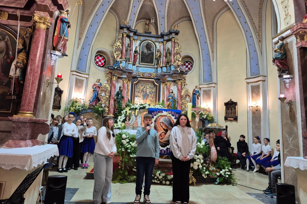 Učenici Osnovne škole Đuro Ester u župnoj crkvi u Močilama