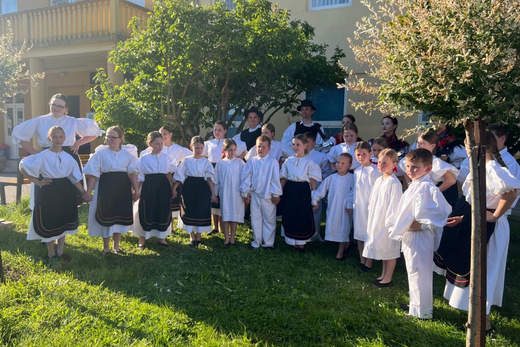 Mali folkloraši