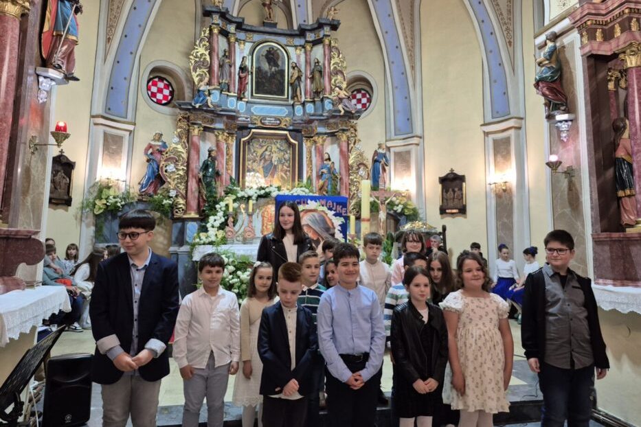 Učenici Osnovne škole Đuro Ester u župnoj crkvi u Močilama
