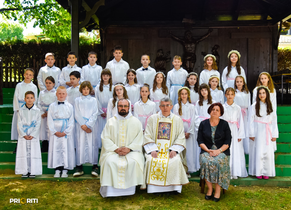 Prvopričesnici Župe Močile sa župnikom Leonardom Markačem, fra Marijom Zubakom i katehisticom Ljiljanom Zagrajski