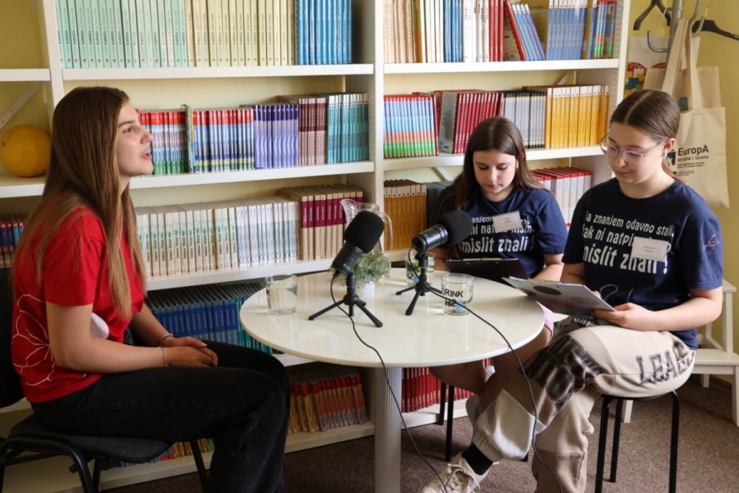 Ana Đolonga s voditeljicama školskog podcasta Pauza za misli