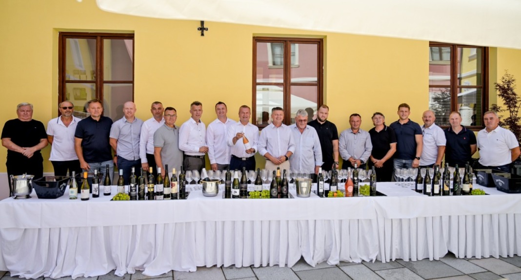 Detalj s tradicionalnog predstavljanja najbolje ocijenjenih vina na Decanteru
