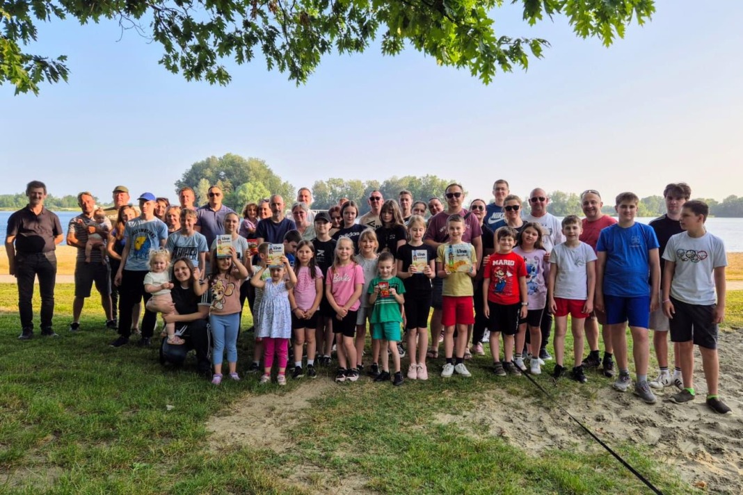 Zajednička fotografija mladih karatista Podravke i njihovih roditelja s trenerima