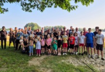 Zajednička fotografija mladih karatista Podravke i njihovih roditelja s trenerima