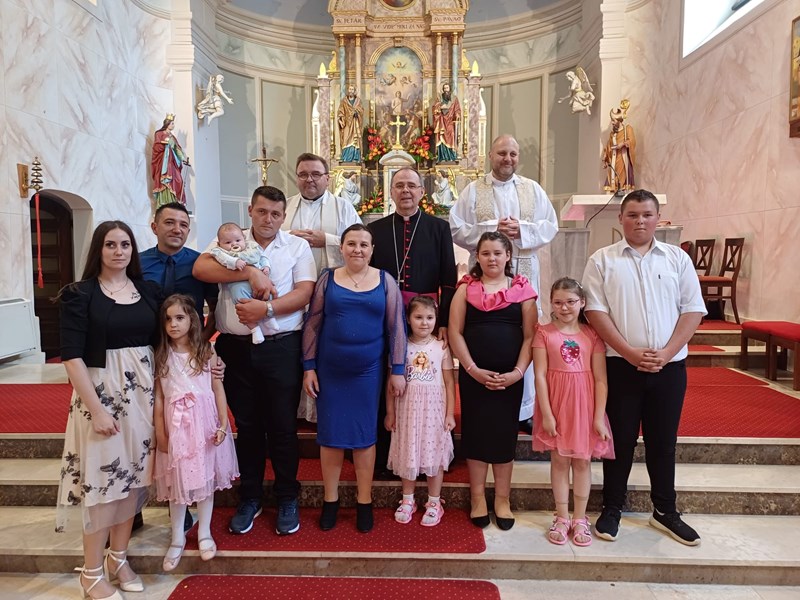 Zajednička fotografija obitelji Pitomačan, kumova, biskupa Bože Radoša i svećenika