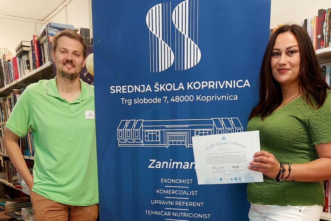 Ravnatelj koprivničke Srednje škole Mario Latin i profesorica Željka Razman s GLOBE certifikatom