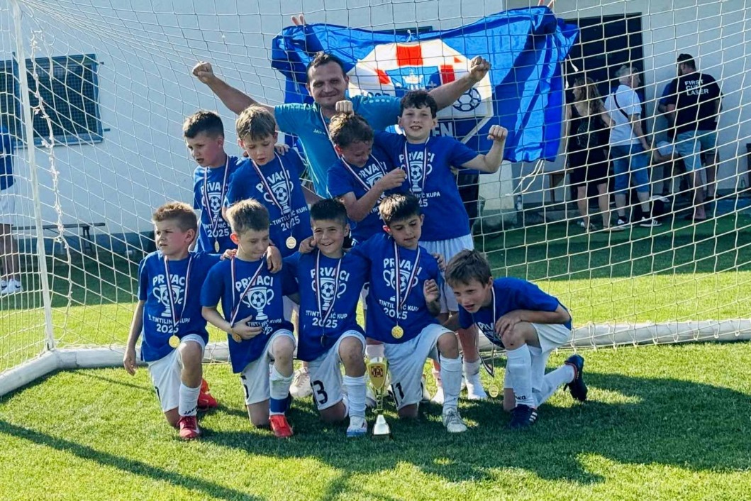 Dječaci okupljeni oko U-9 kategorije s trenerom Rukom