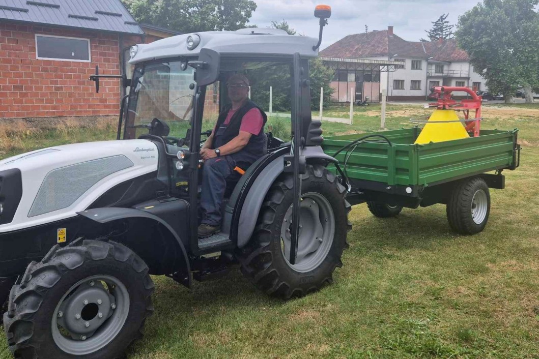 Novi traktor s prikolicom