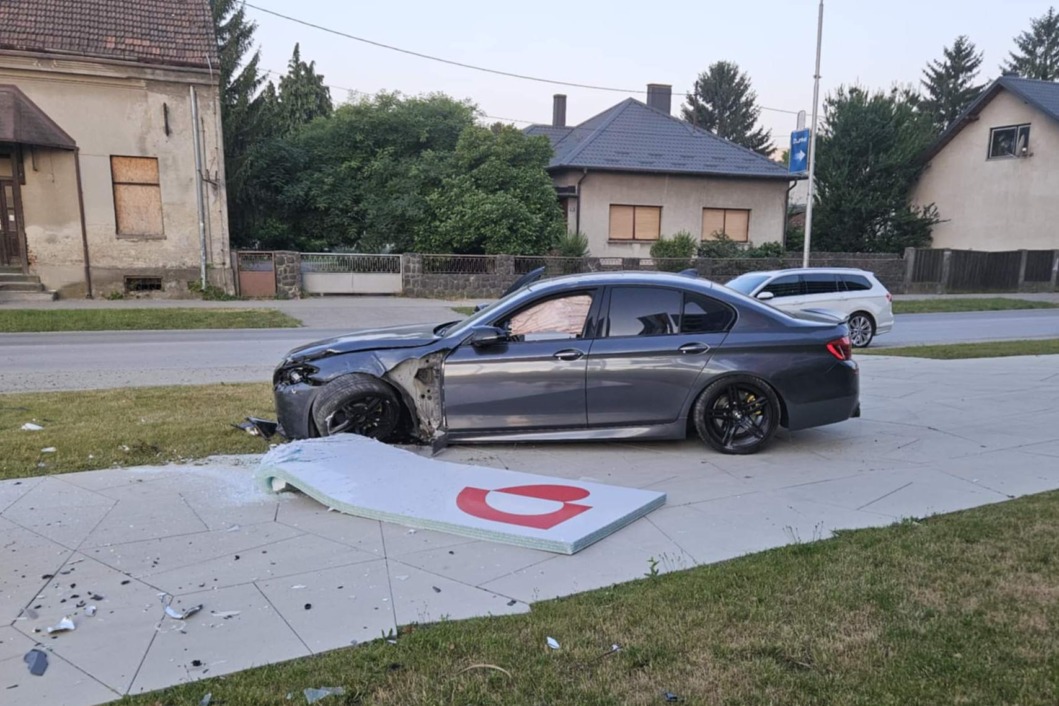 Razbijeni Podravkin reklamni pano i automobil