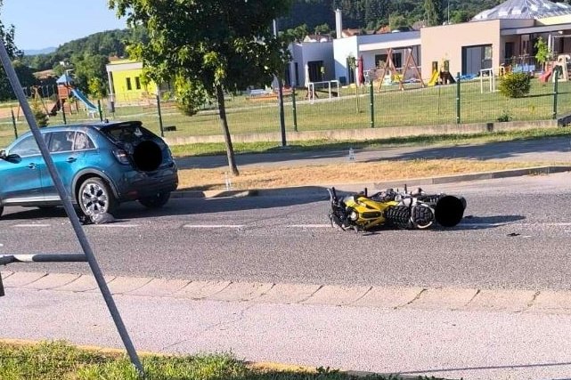 Mjesto sudara automobila i motocikla